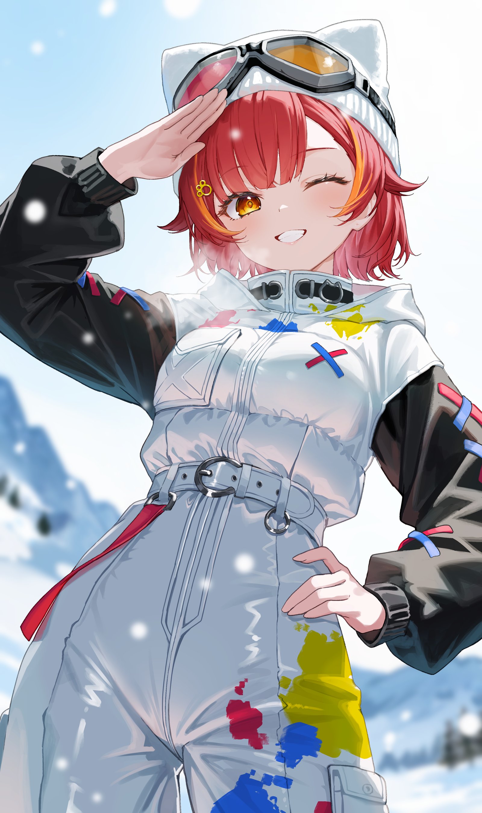 スキーウェアの赤髪の少女が、雪山を背に敬礼する