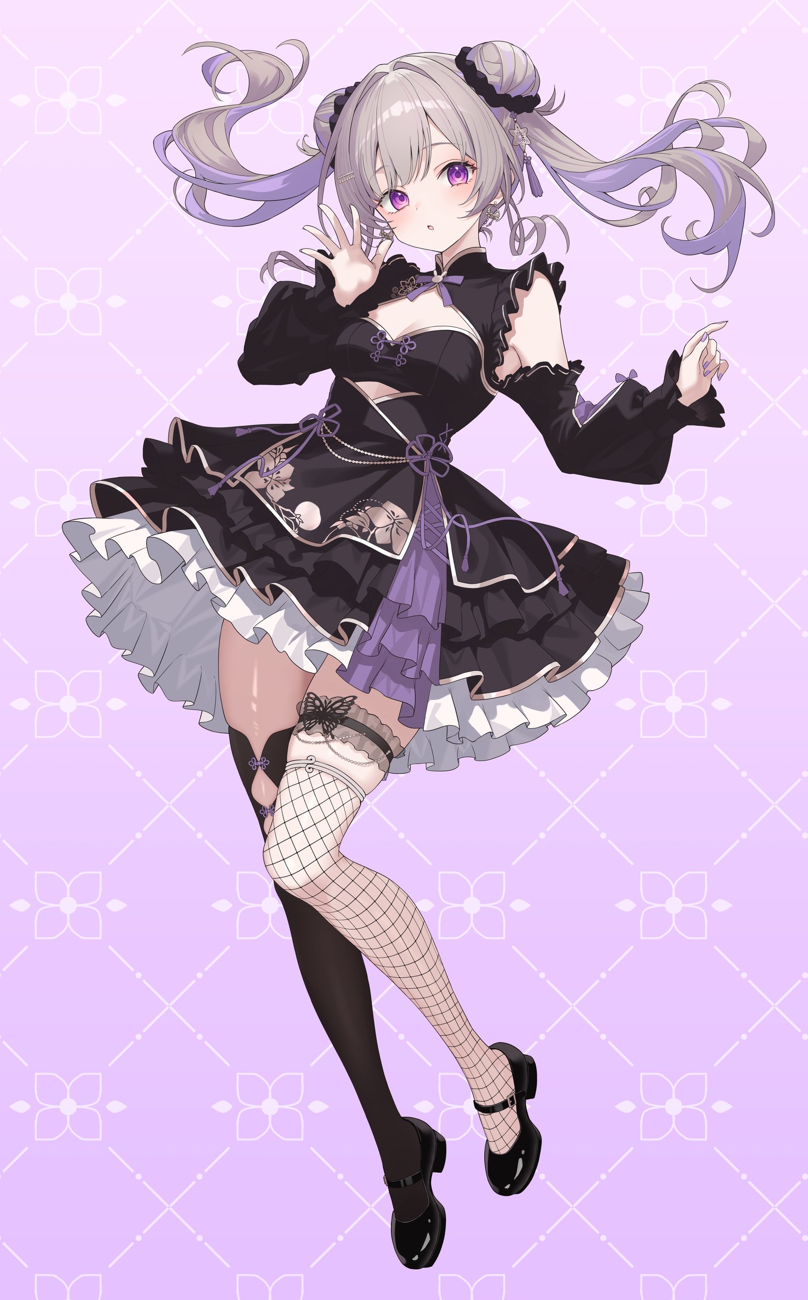 黒いゴシックドレスの銀髪の少女が、裾を持ち上げて立つ全身
