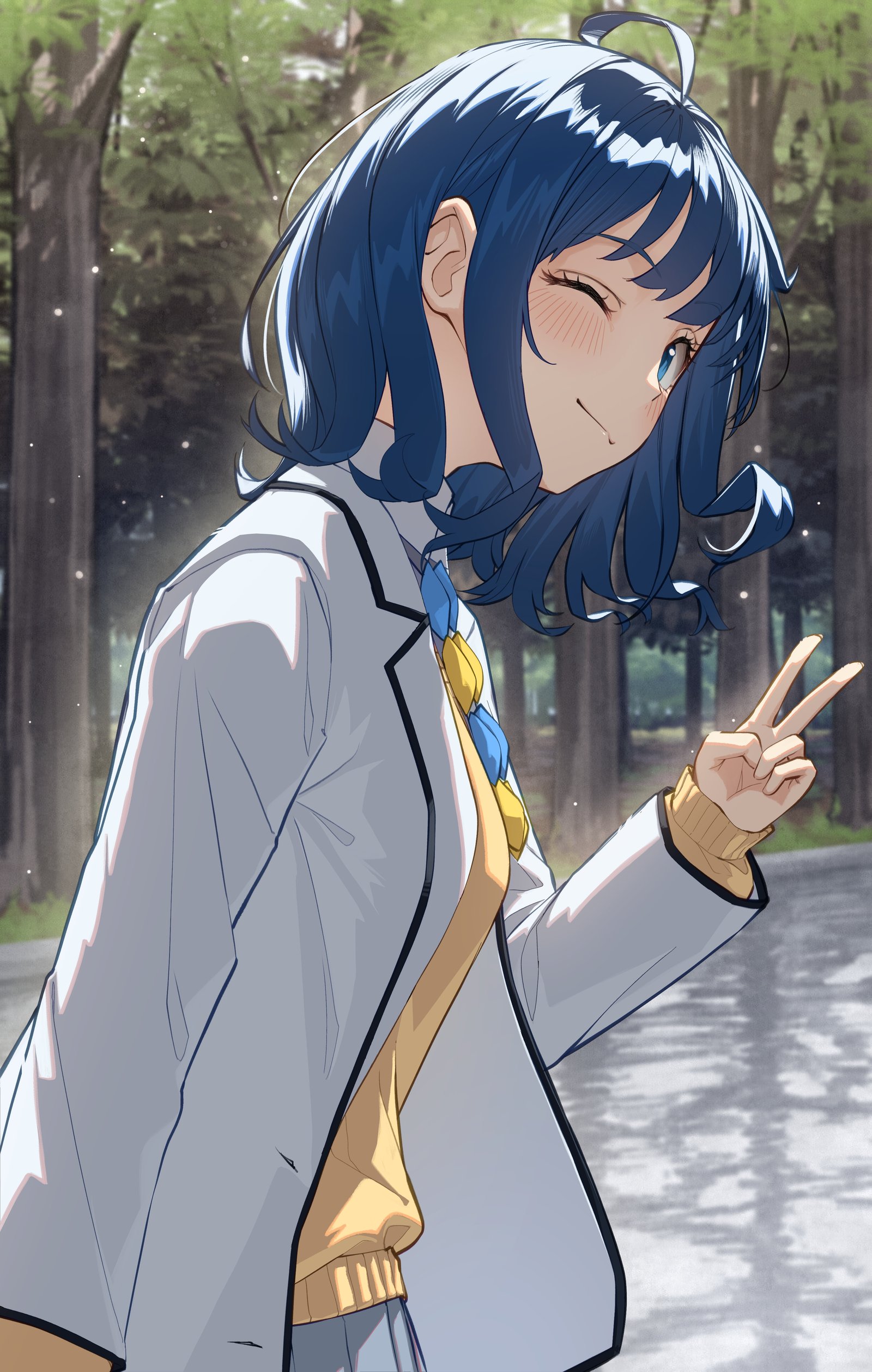 白い上着の青髪の少女が、木漏れ日の下でピースをして笑う