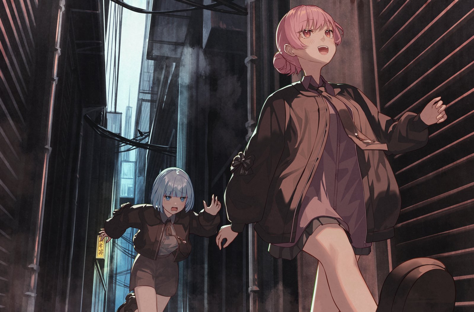 夜の路地。桃色髪と銀髪の少女が二人、笑いながら駆け出す