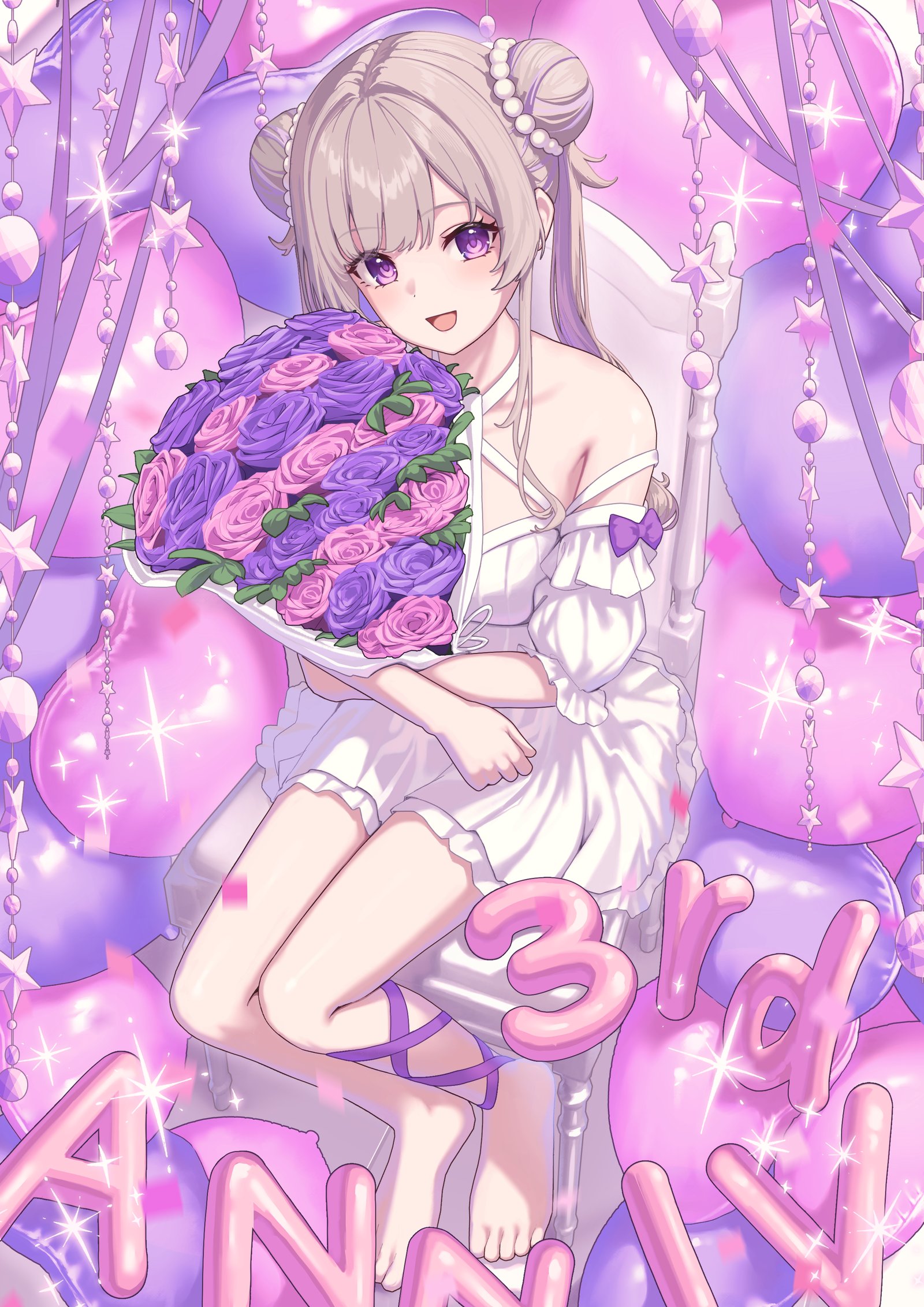 白いドレスの少女が紫の薔薇の花束を抱え、風船と3周年の文字に囲まれる