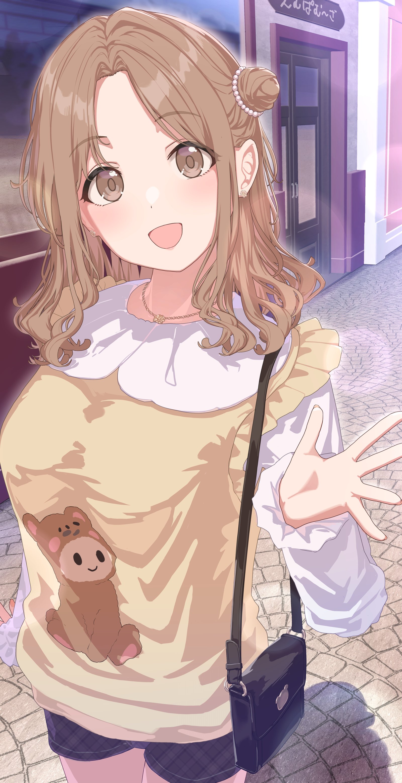 夜の街角。クリーム色のセーターの少女が手を伸ばして笑う