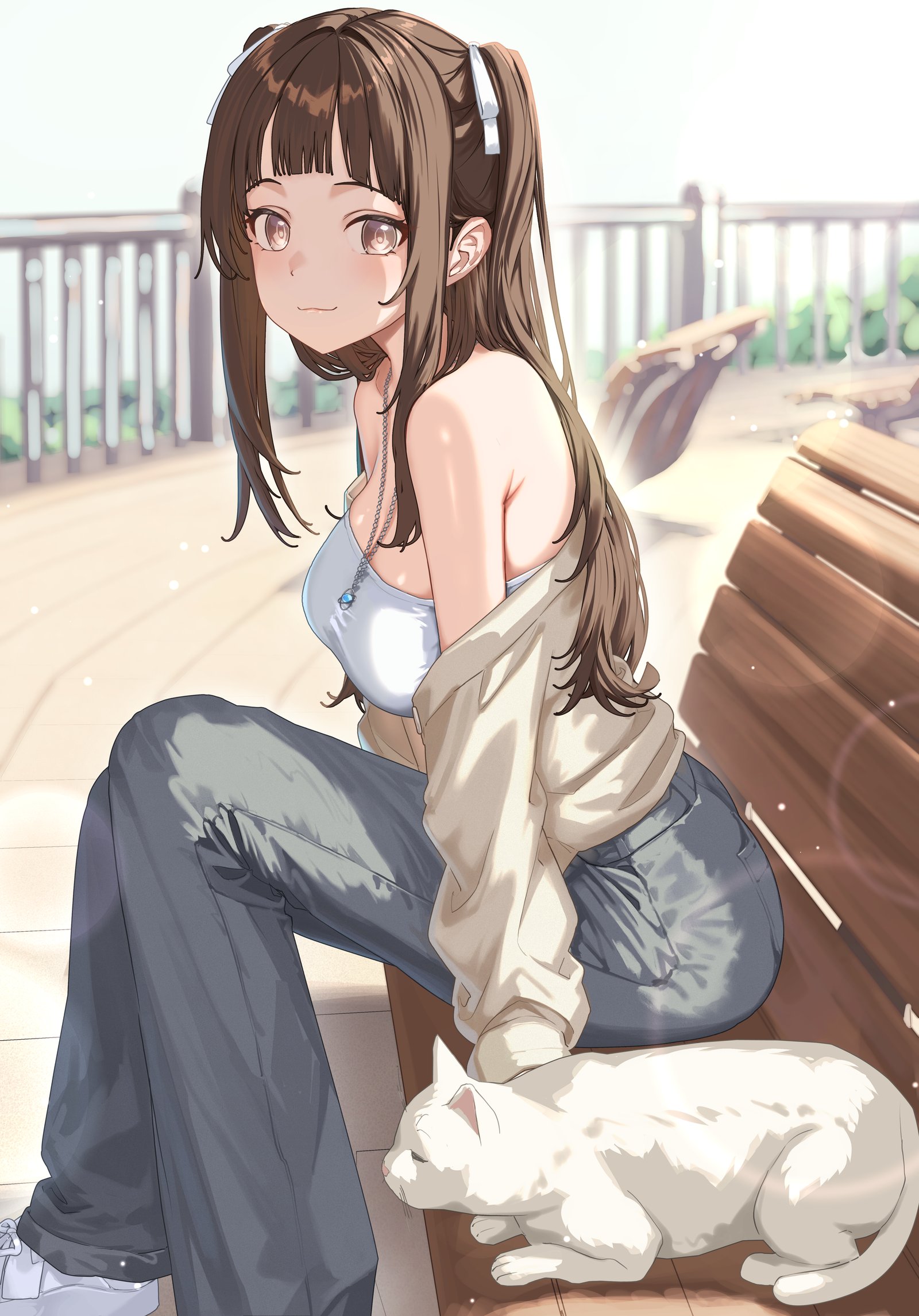 ベンチに腰かけた少女の足元で、白い猫が丸くなる