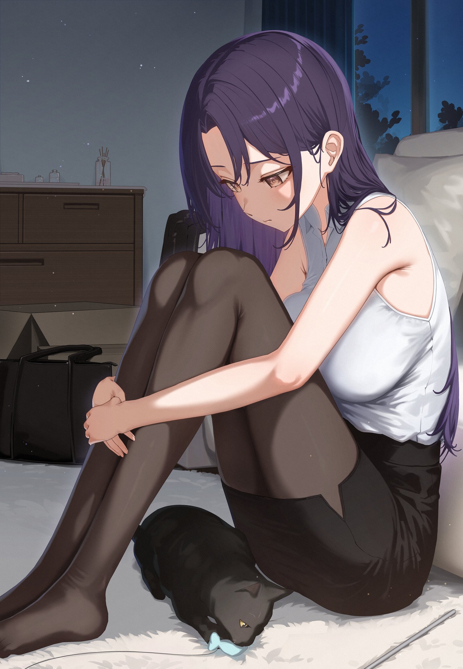 部屋の床に座る紫髪の少女のかたわらで、黒い猫が眠る